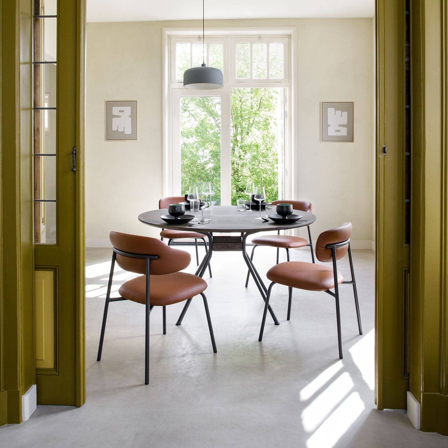 Beso Round Table - 130 cm x 75 cm Tables Artifort