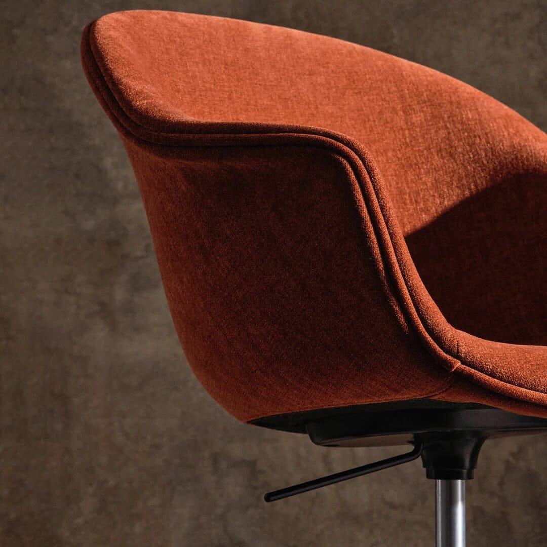 Bat Meeting Chair 4-Star Base with Castors - Height Adjustable - Fully Upholstered Chairs Gubi