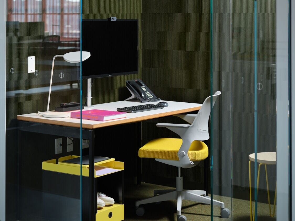 Ollo Light Task Chair With 4 Star Base task chair Knoll