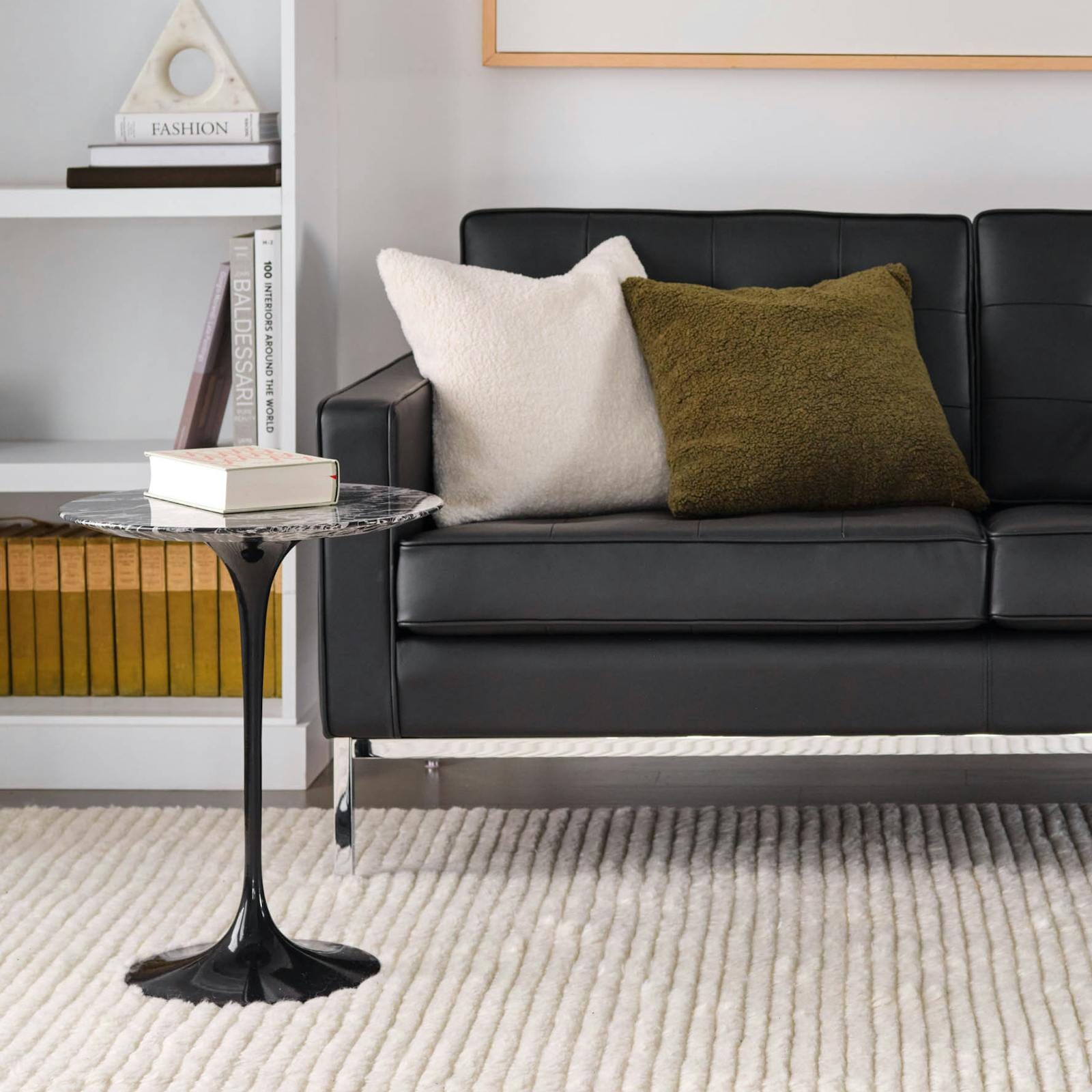 Saarinen Side Table - 20” Round side/end table Knoll