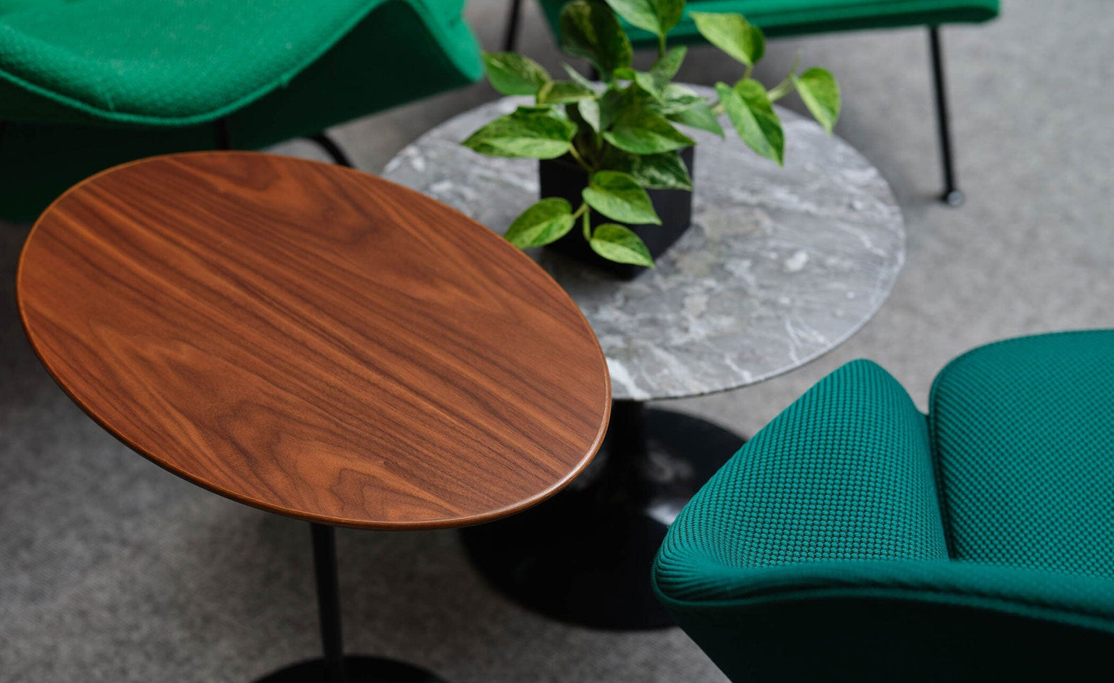 Saarinen Side Table - 22” Oval side/end table Knoll