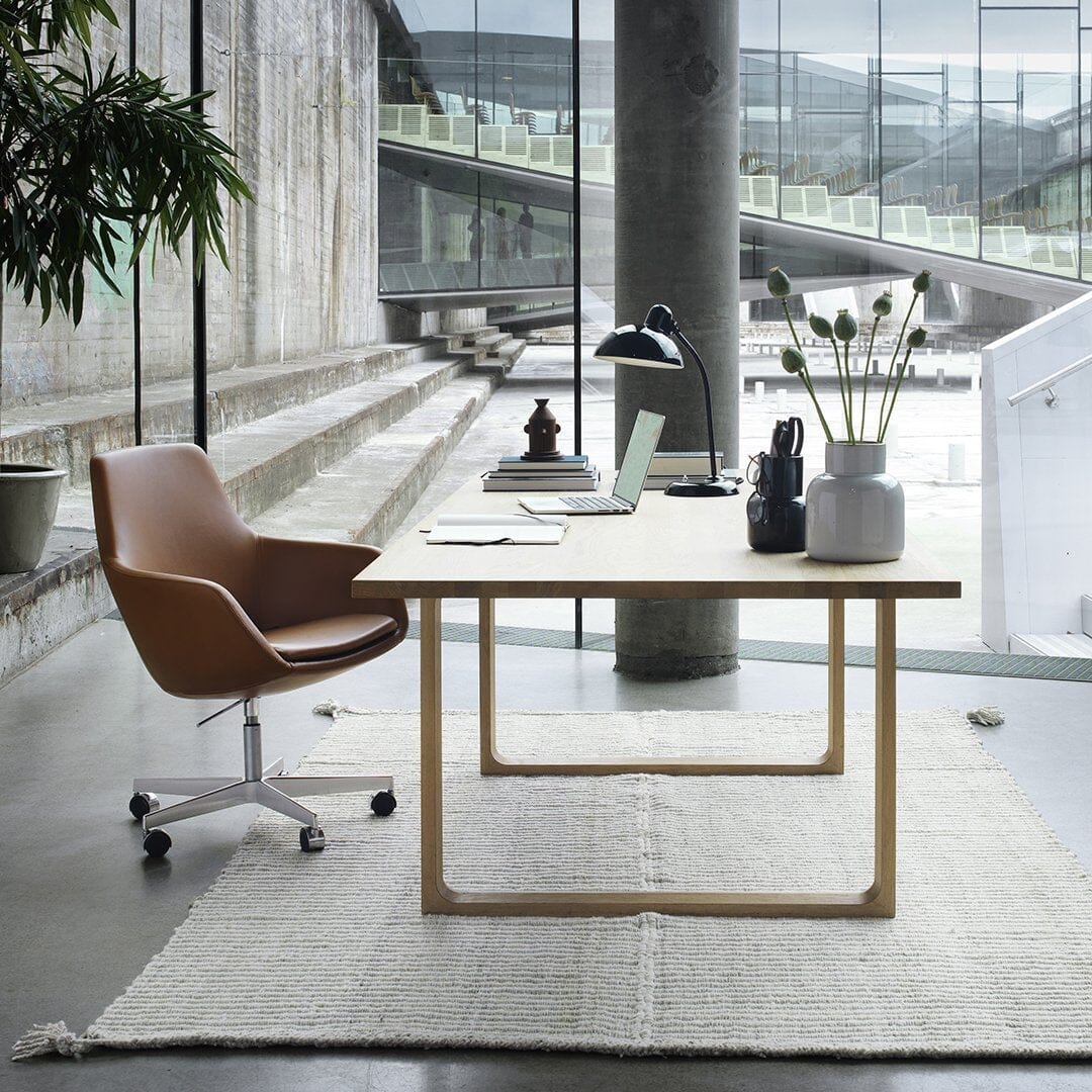 Little Giraffe Chair With 5 Star Base lounge chair Fritz Hansen