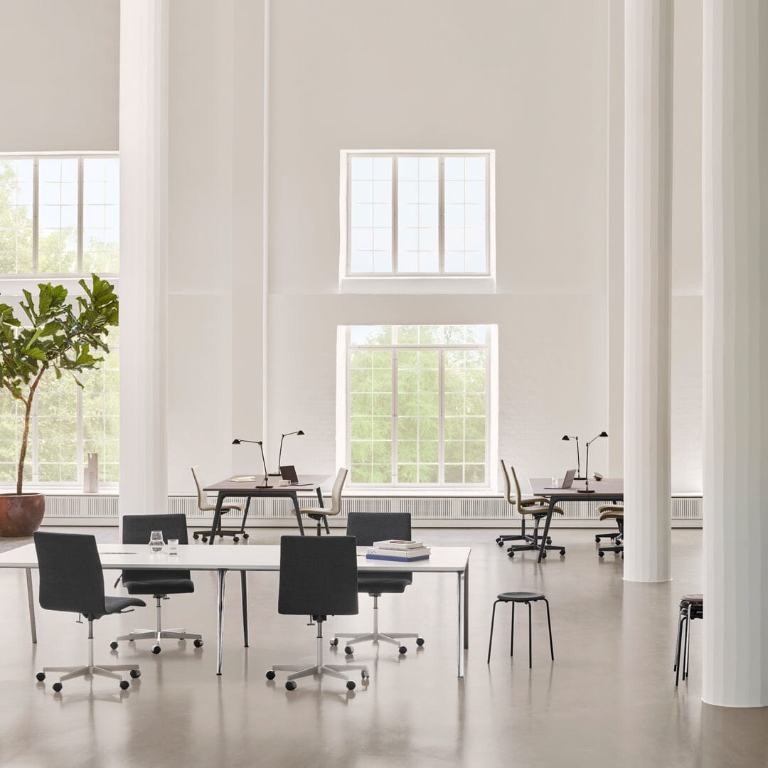 Oxford™ Low Back Chair With 5-Star Base Dining chairs Fritz Hansen