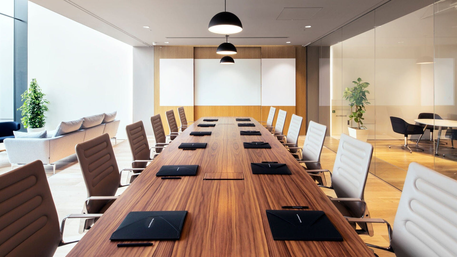 Suita Three-Seater Sofa With Pointed Back Cushions Sofa Vitra