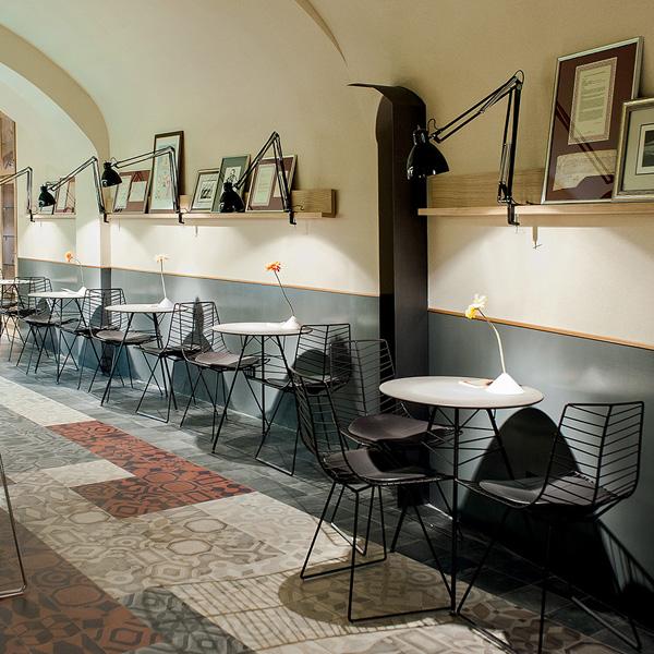 Leaf Round Table Side/Dining Arper