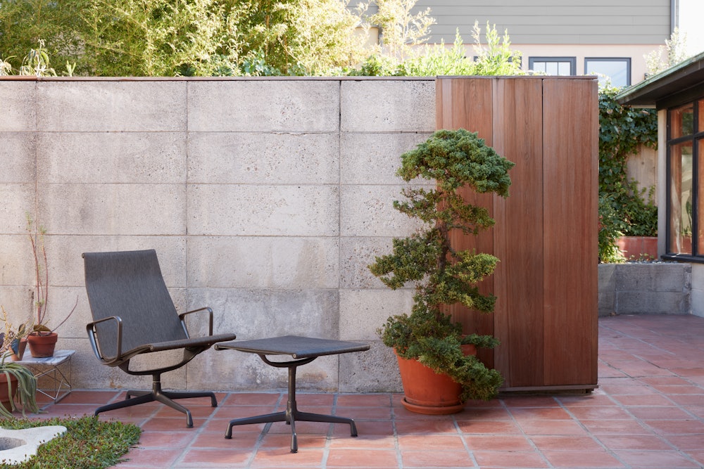 Eames Outdoor Aluminum Lounge Chair Outdoors herman miller