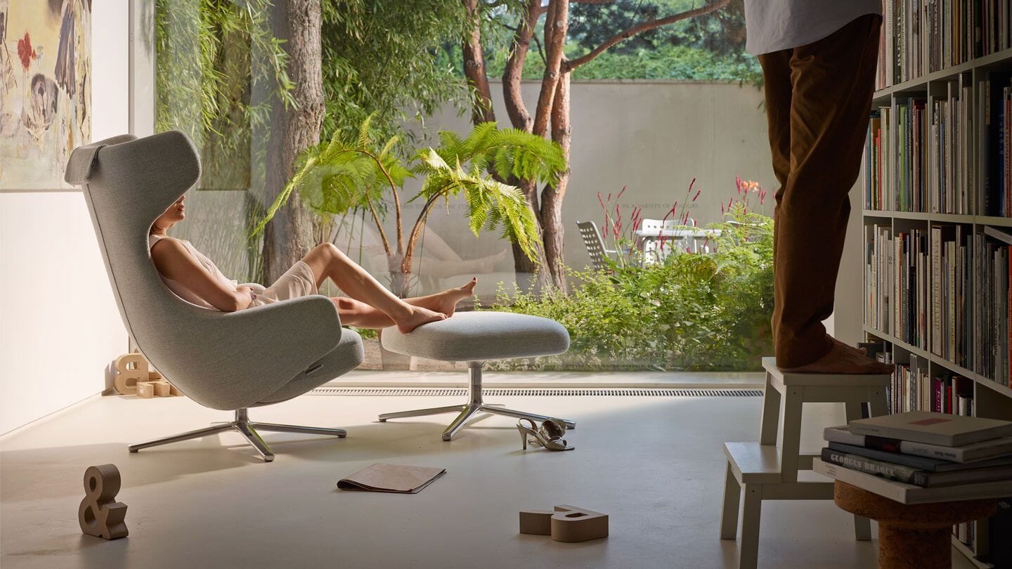 Grand Repos Lounge Chair & Ottoman lounge chair Vitra 