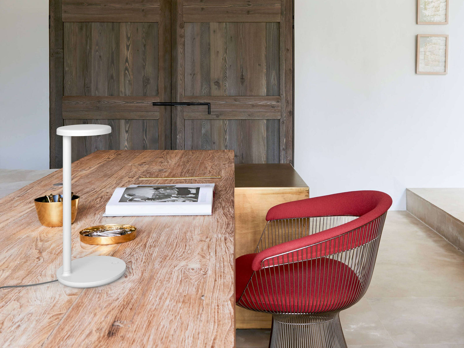 Oblique LED Desk Lamp and Qi with Wireless Charging Base Table Lamps Flos 