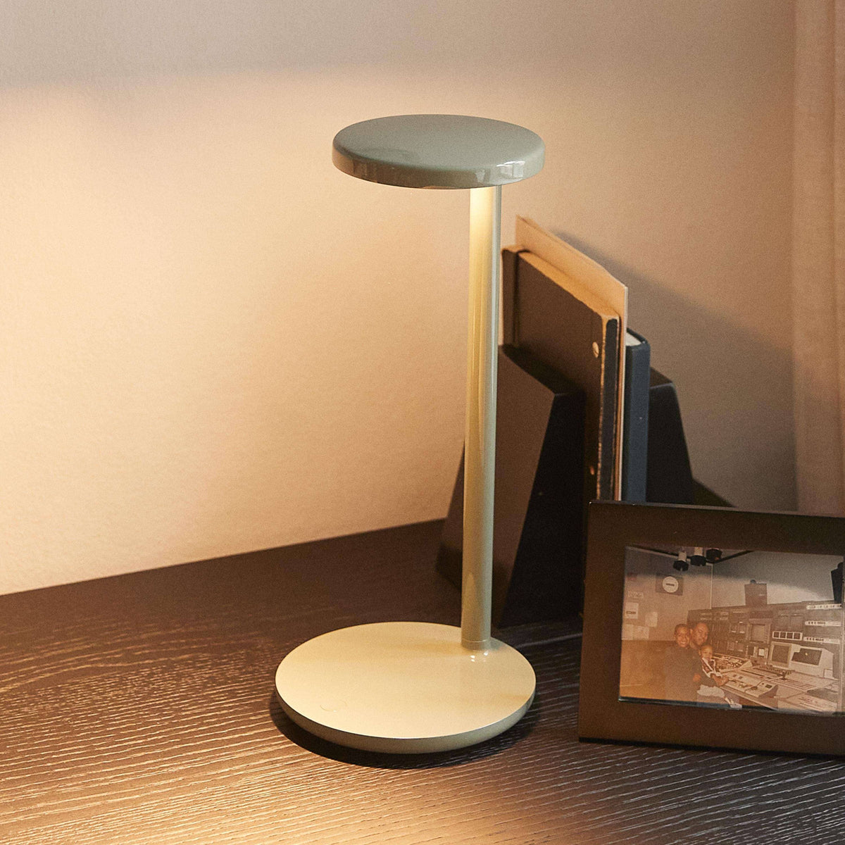 Oblique LED Desk Lamp and Qi with Wireless Charging Base Table Lamps Flos 