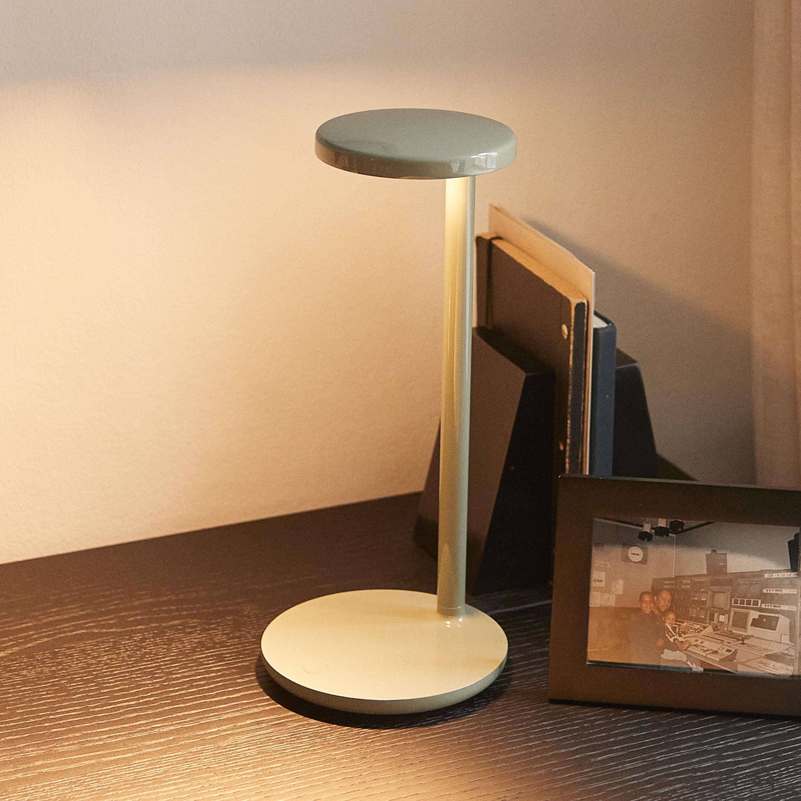 Oblique LED Desk Lamp and Qi with Wireless Charging Base Table Lamps Flos 
