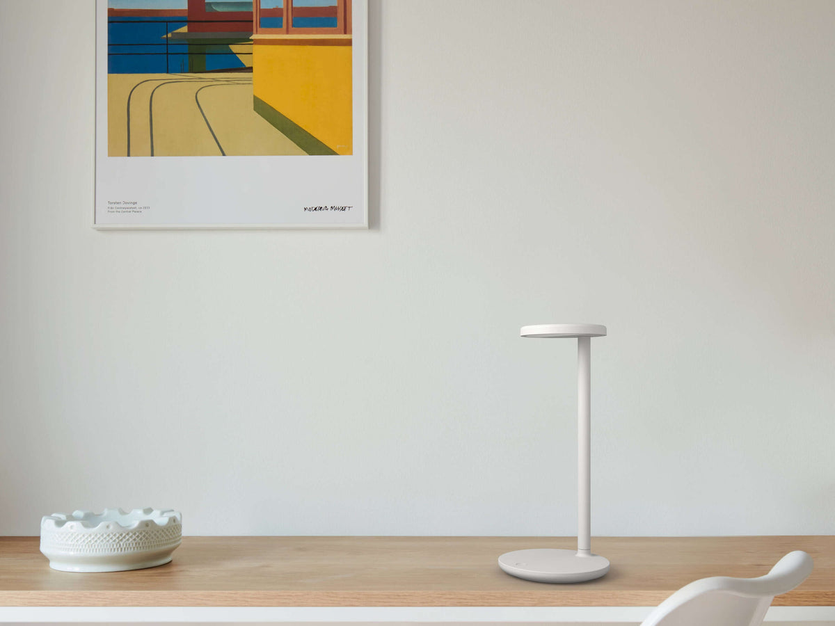 Oblique LED Desk Lamp and Qi with Wireless Charging Base Table Lamps Flos 