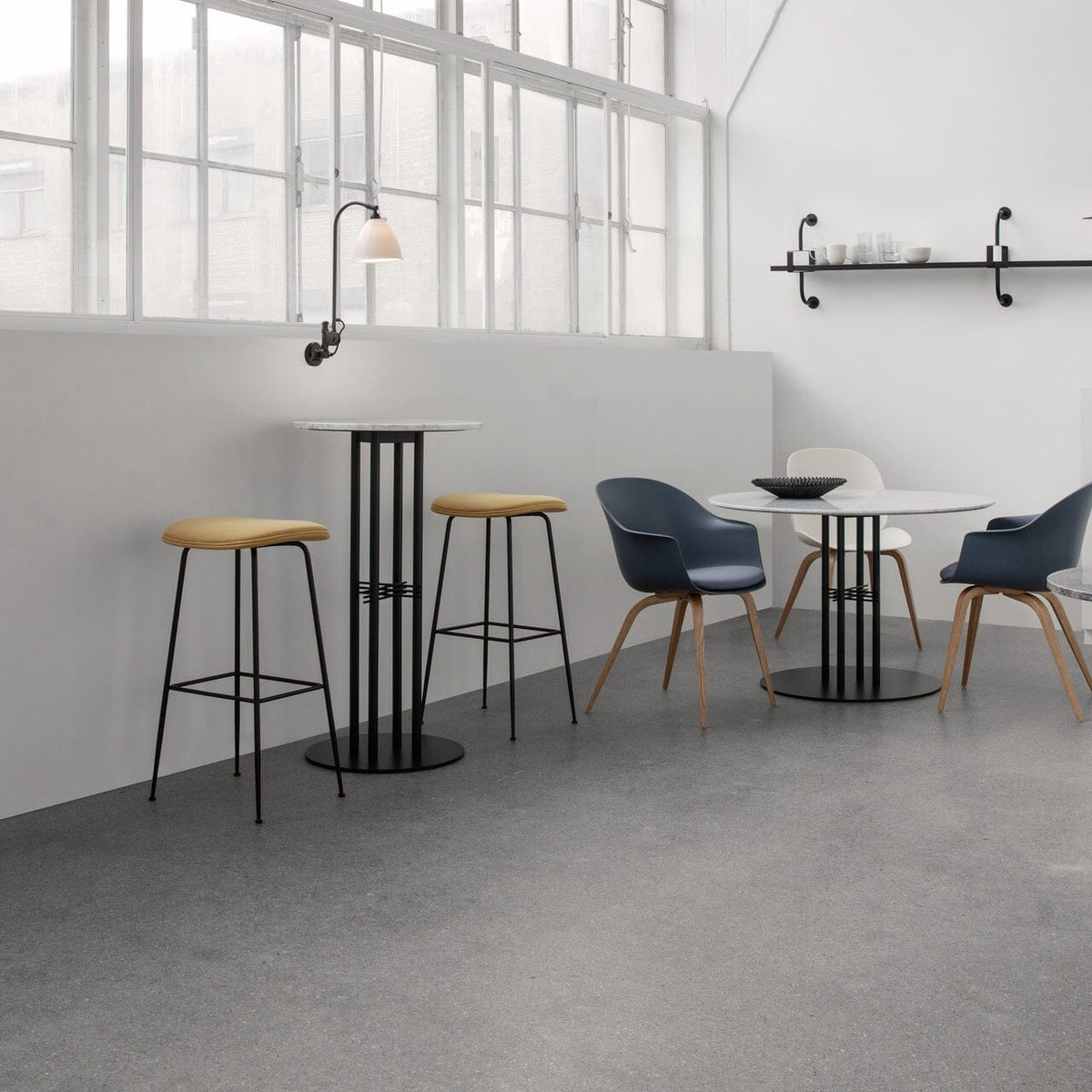 Beetle Bar Stool - Fully Upholstered Stools Gubi 