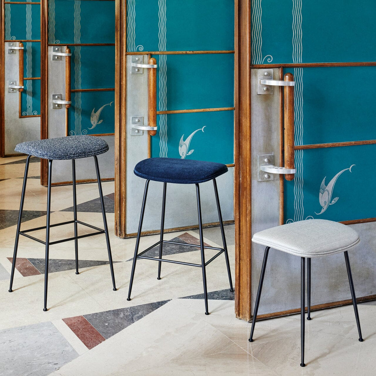 Beetle Bar Stool - Fully Upholstered Stools Gubi 