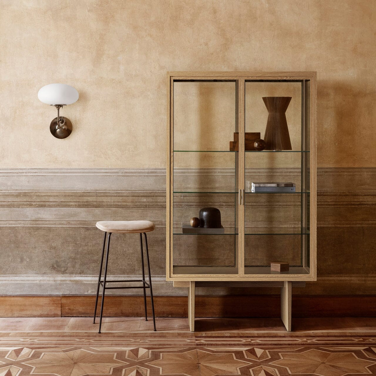 Beetle Bar Stool - Fully Upholstered Stools Gubi 