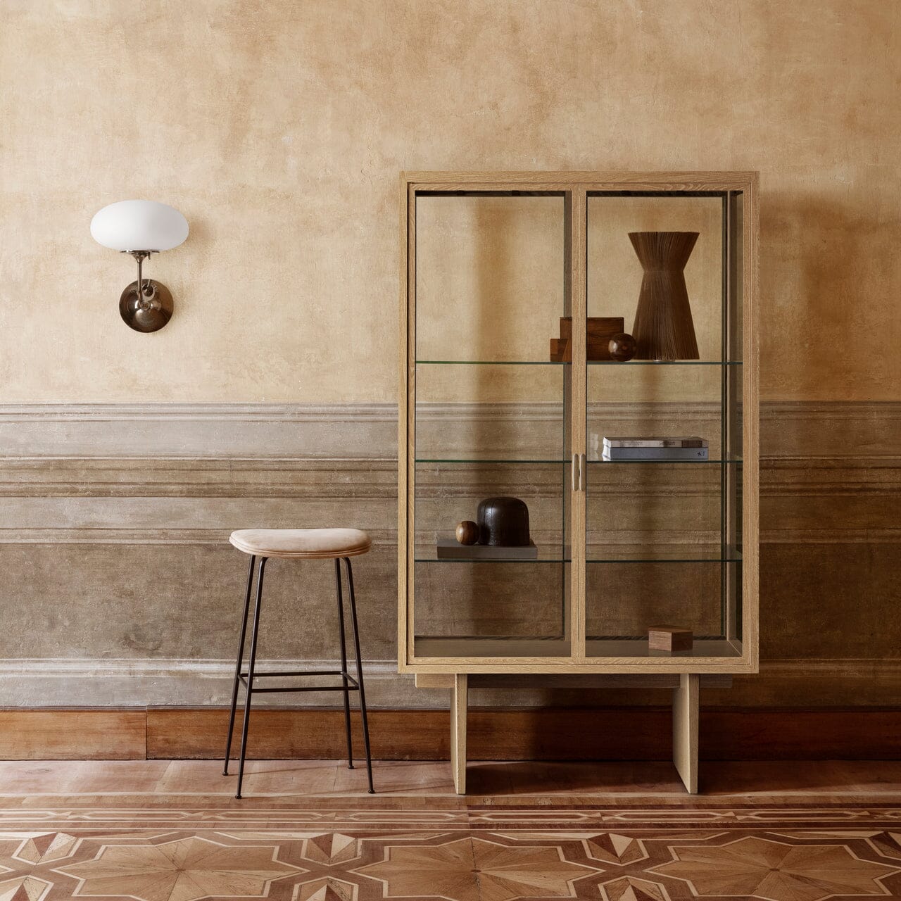 Beetle Bar Stool - Fully Upholstered Stools Gubi 