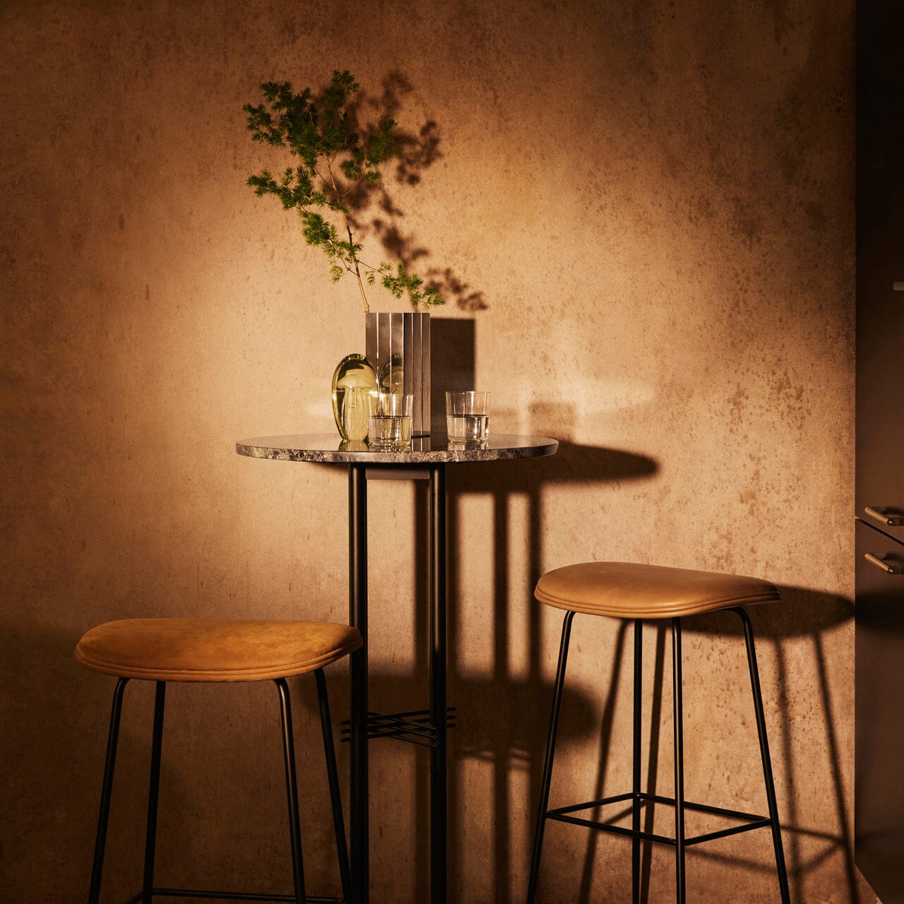 Beetle Bar Stool - Fully Upholstered Stools Gubi 