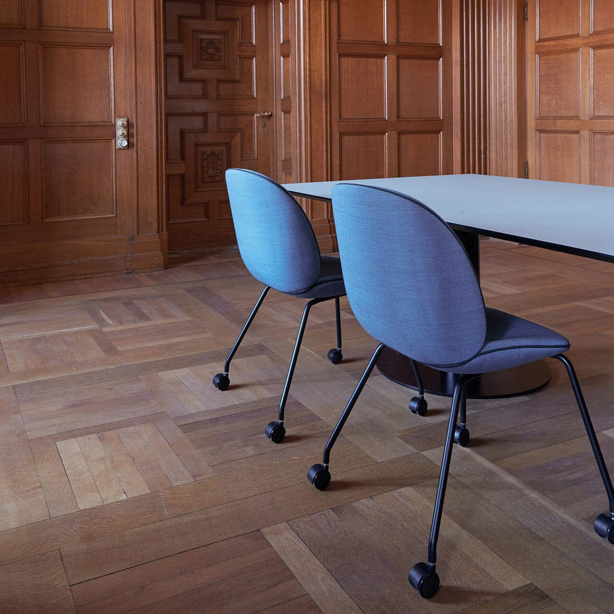 Beetle Meeting Chair 4 Legs with Castors - Fully Upholstered Chairs Gubi 