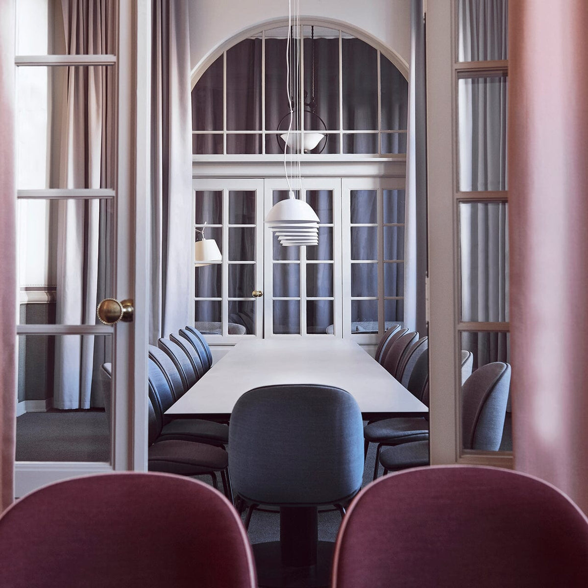 Beetle Meeting Chair 4 Legs with Castors - Fully Upholstered Chairs Gubi 