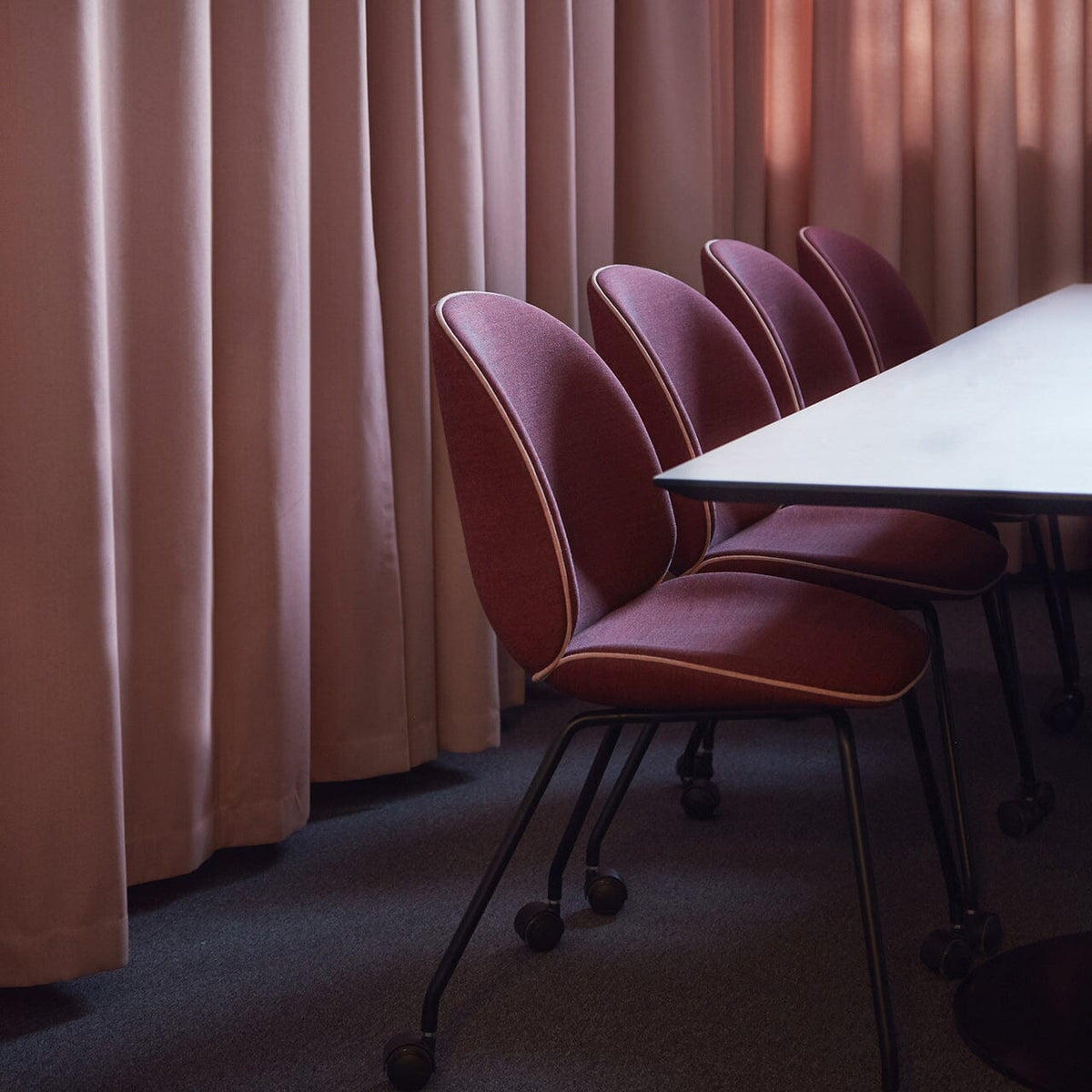 Beetle Meeting Chair 4 Legs with Castors - Fully Upholstered Chairs Gubi 