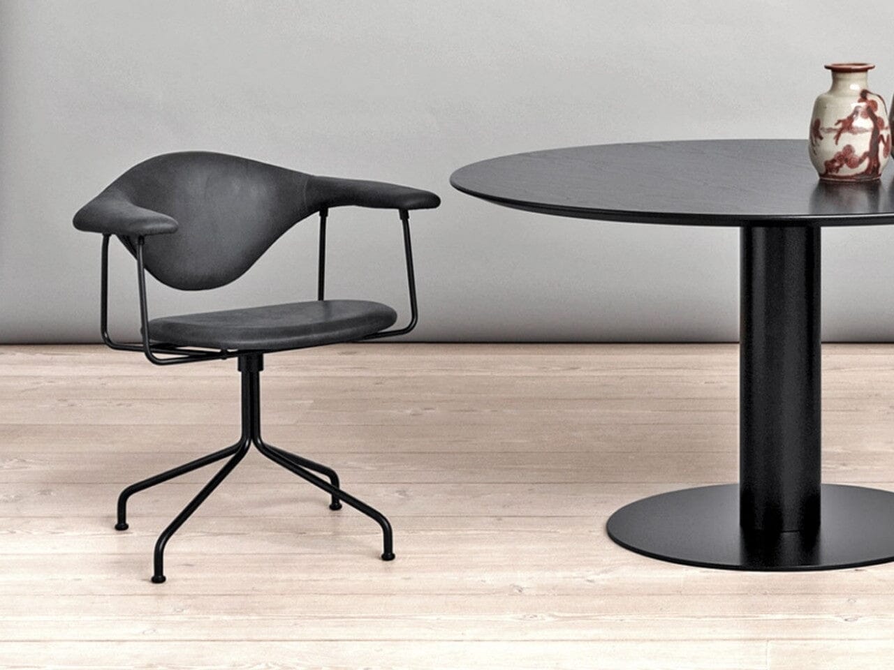 Masculo Meeting Chair - Fully Upholstered with Swivel base lounge chair Gubi 