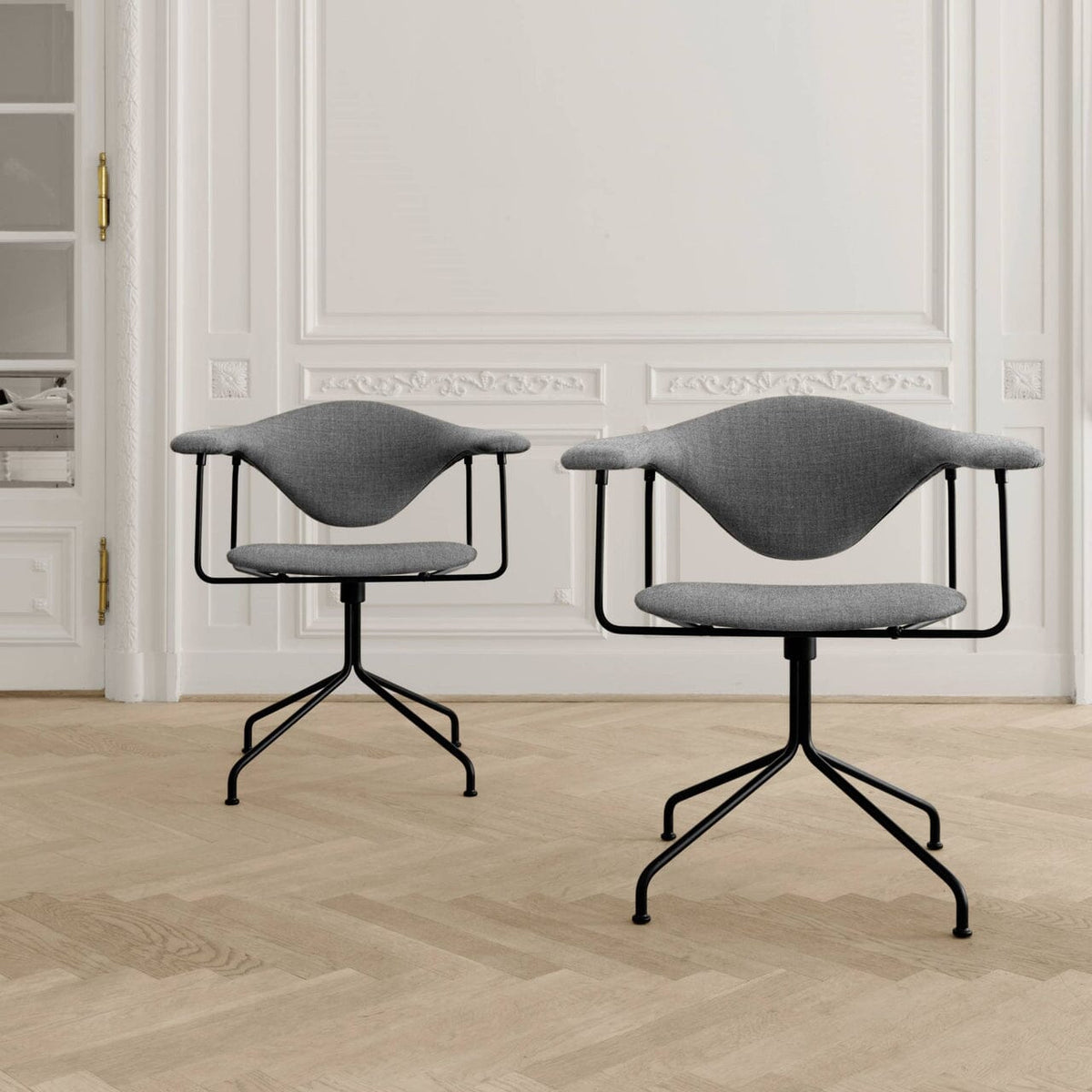 Masculo Meeting Chair - Fully Upholstered with Swivel base lounge chair Gubi 