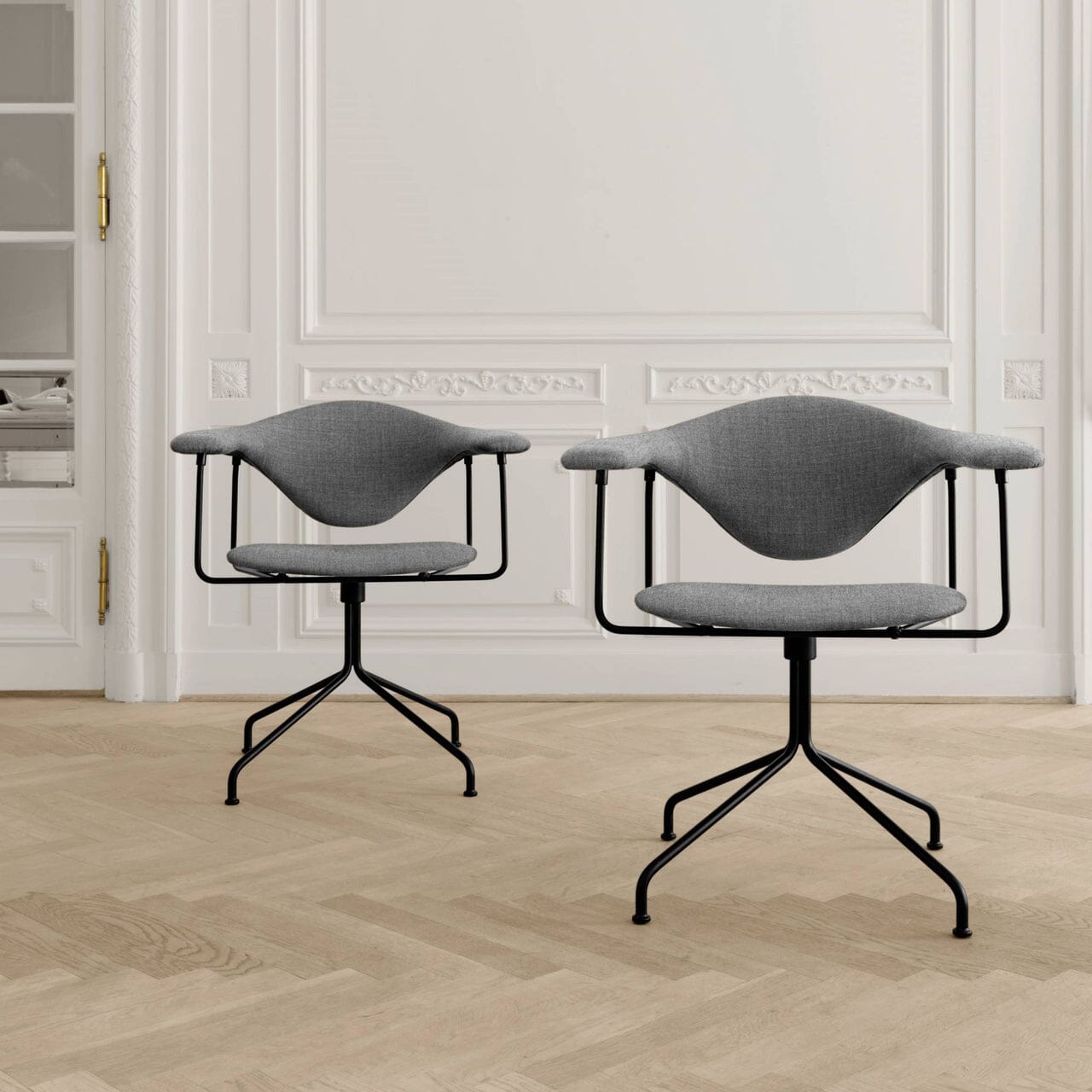 Masculo Meeting Chair - Fully Upholstered with Swivel base lounge chair Gubi 