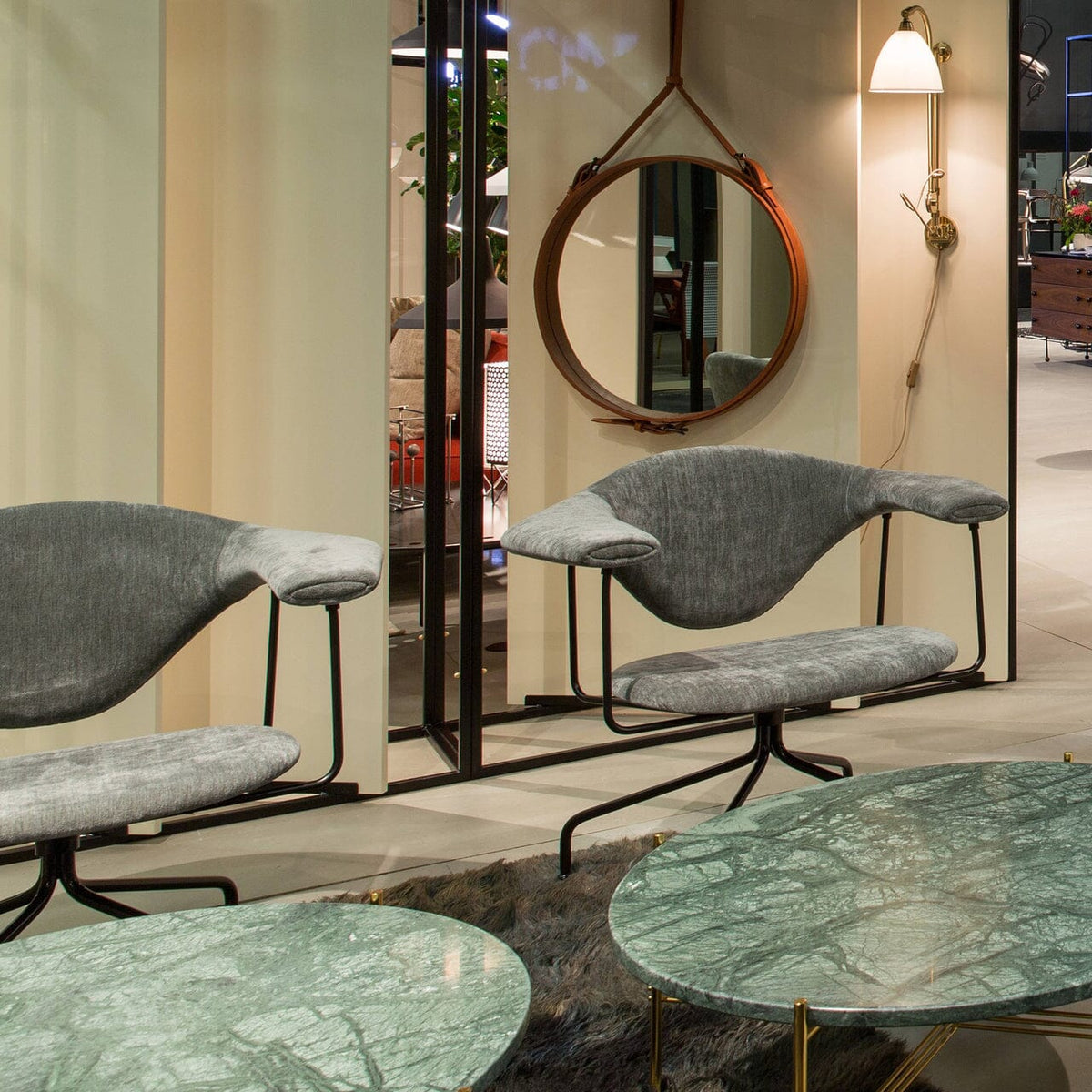 Masculo Meeting Chair - Fully Upholstered with Swivel base lounge chair Gubi 