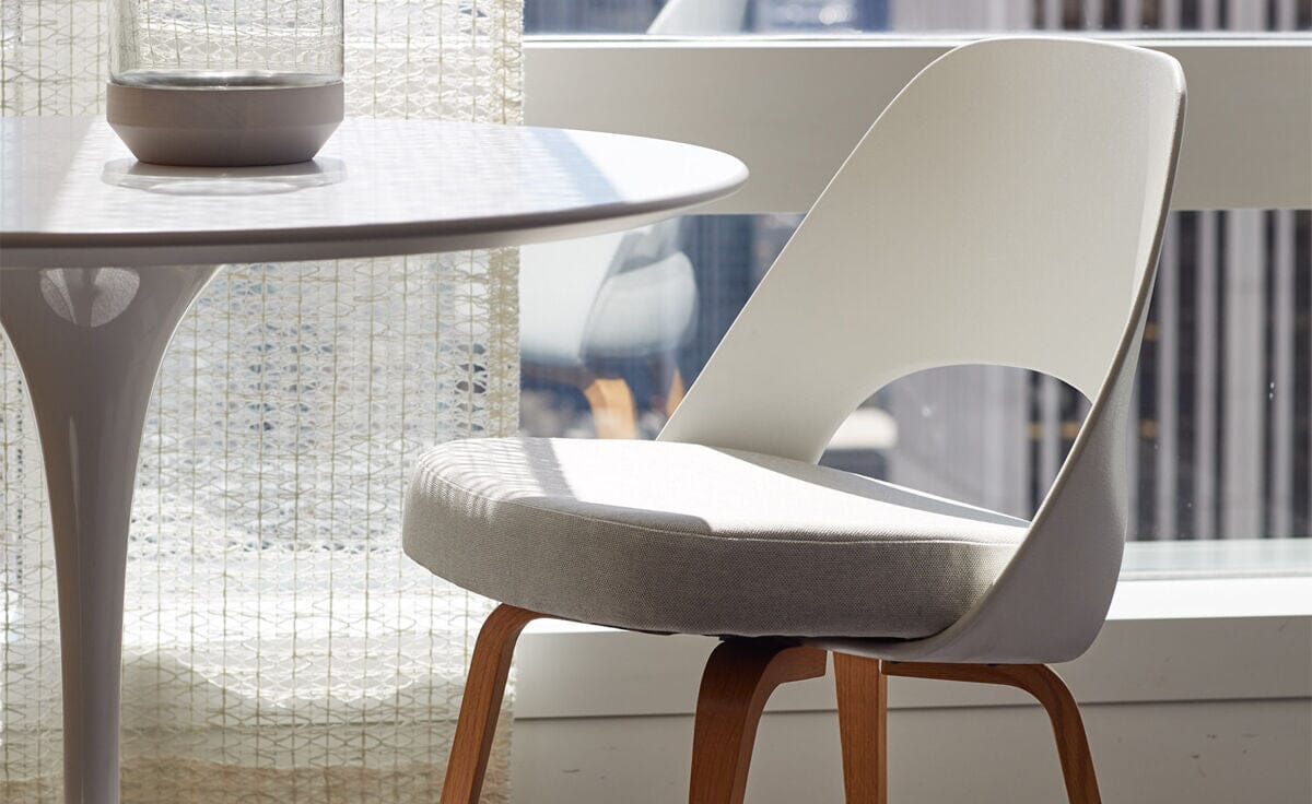 Saarinen Executive Plastic Back Chair With Wood Legs Side/Dining Knoll 