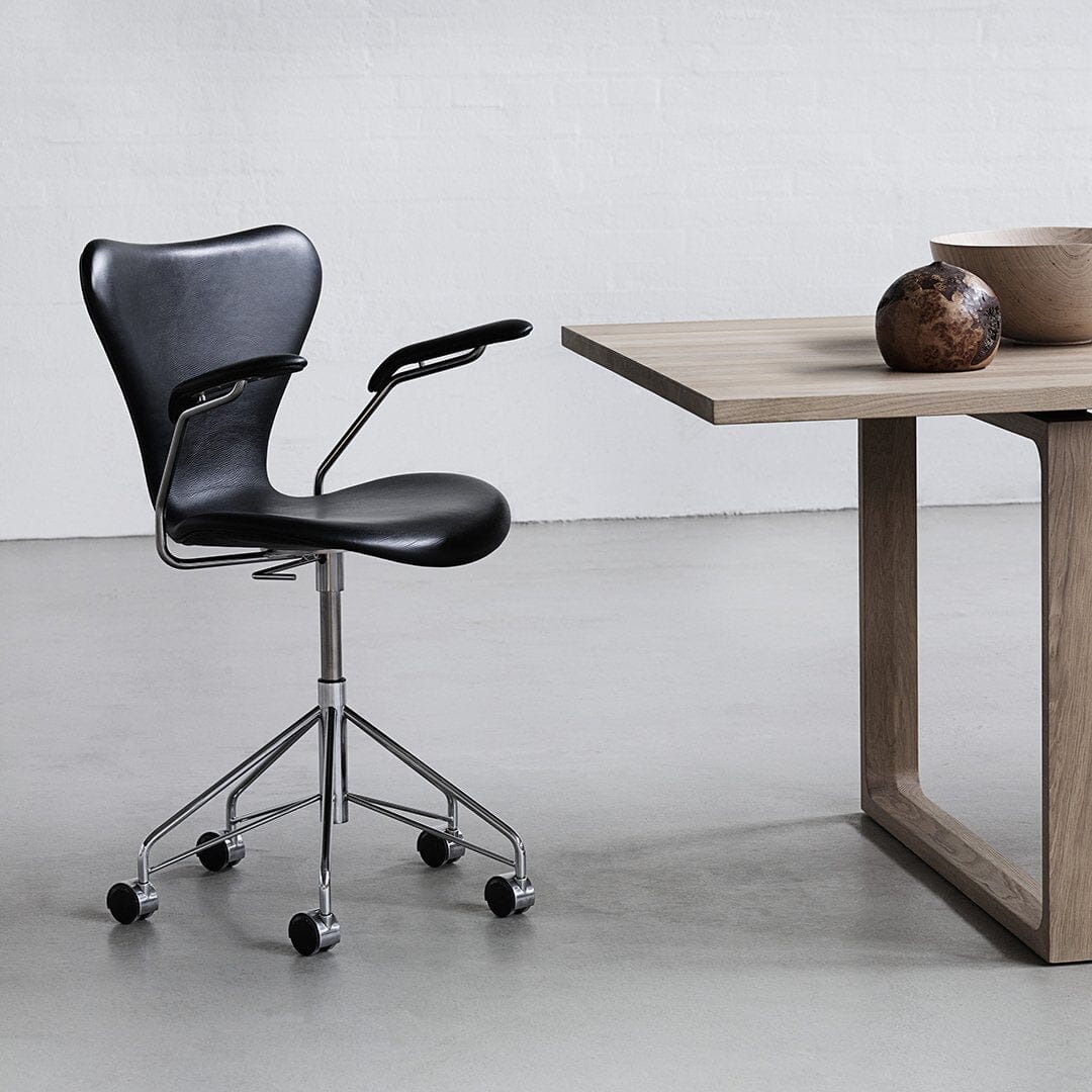 Series 7 Swivel Arm Chair Full Upholstered Dining chairs Fritz Hansen 