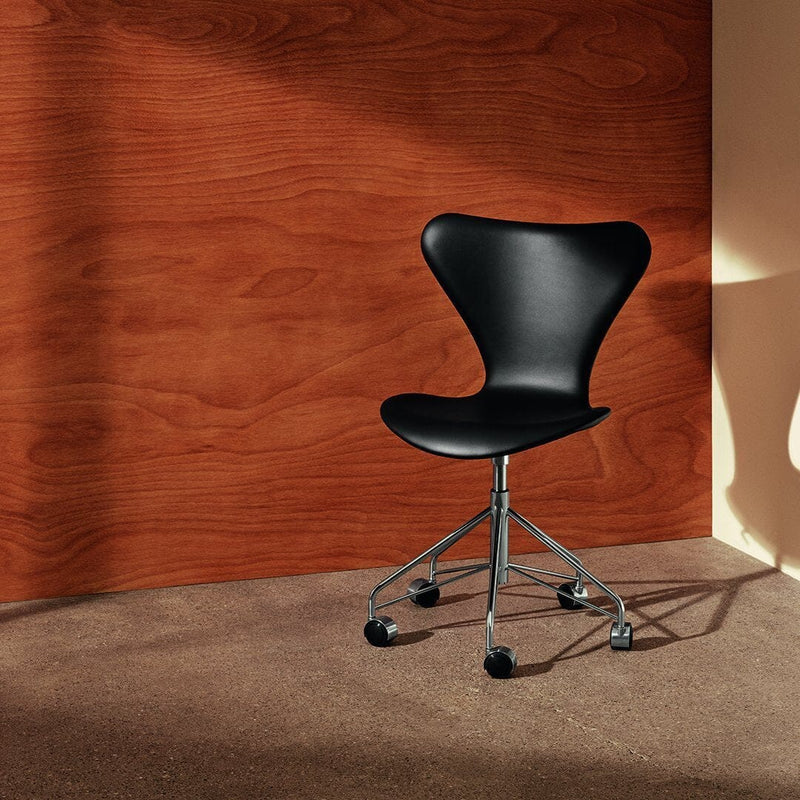 Series 7 Swivel Side Chair Full Upholstered Chairs Fritz Hansen 