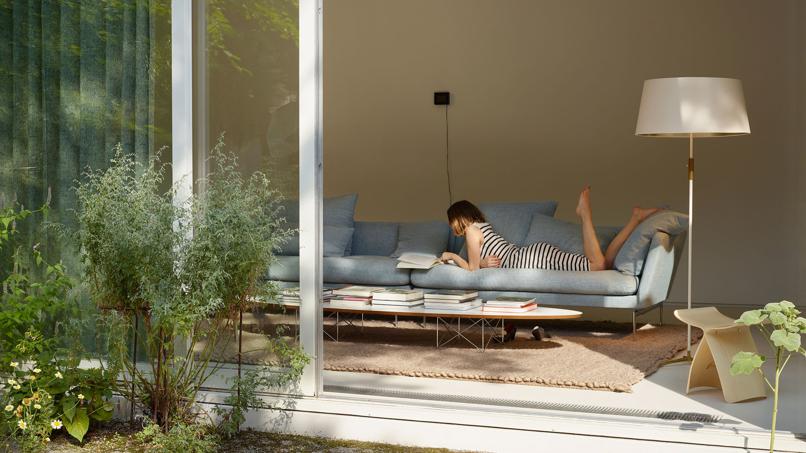 Suita Two-Seater Sofa With Pointed Back Cuhsions Sofa Vitra 