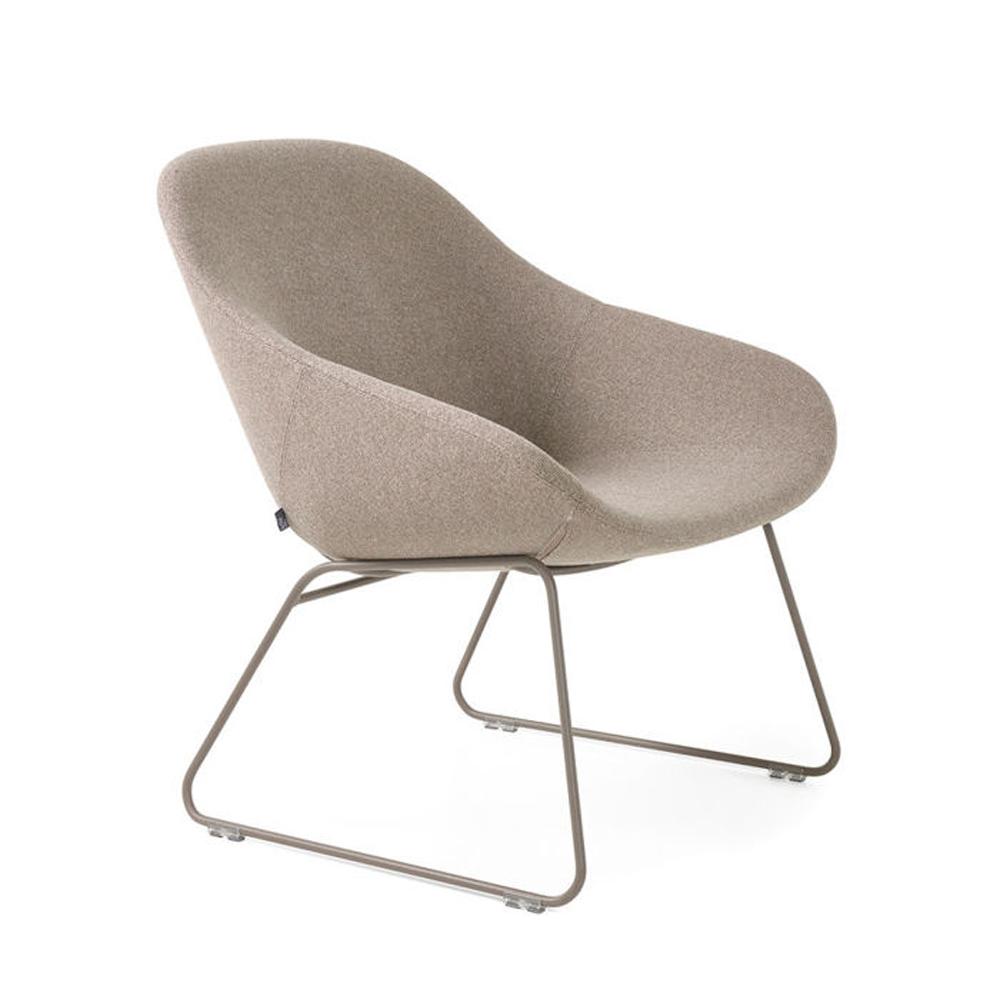 Beso Lounge Chair With Sledge Base Chairs Artifort 