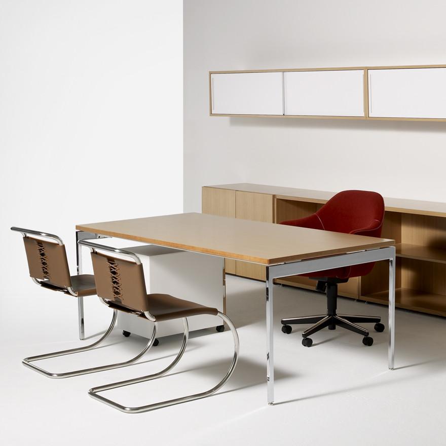 Saarinen Executive Arm Chair with Swivel Base task chair Knoll 