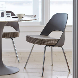 Saarinen Executive Plastic Back Chair With Tubular Legs Side/Dining Knoll 